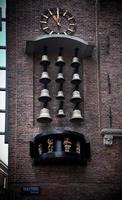 amsterdam, países bajos, 2022 - reloj de campanas del casco antiguo de amsterdam foto