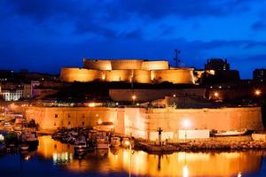 marsella, panorama de francia en la noche, el puerto y la catedral. foto