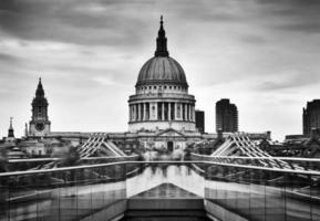 cúpula de la catedral de san pablo vista desde el puente del milenio en londres, reino unido. foto