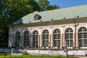 el palacio lazienki en el parque lazienki, varsovia. lazienki krolewskie. foto