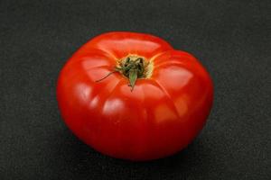 tomate rojo grande y jugoso maduro foto