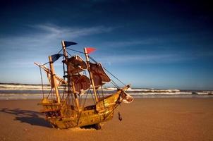 modelo de barco en la playa soleada de verano foto