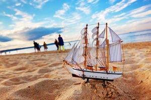 modelo de barco en la playa de verano al atardecer foto