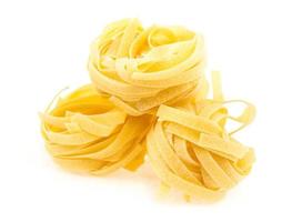 Nido fettuccine pasta italiana aislado sobre fondo blanco. foto