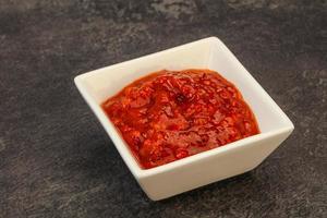 salsa picante de tomate en el bol foto