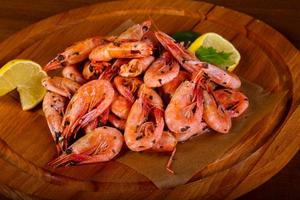 Boiled shrimps with lemon photo