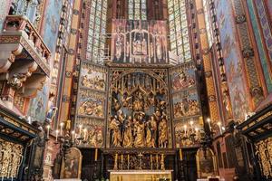 cracovia, polonia, 2022 - el retablo de veit stoss en st. basílica de maría, cracovia, polonia. foto