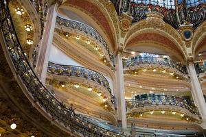 parís, francia, 2022 - lujoso centro comercial interior lafayette en parís, francia foto