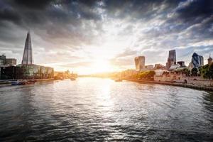 horizonte de londres al atardecer, inglaterra el reino unido. río támesis, el fragmento, ayuntamiento. foto