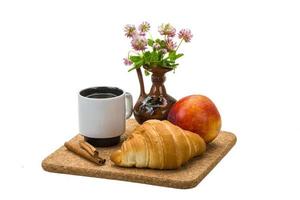 desayuno con café y croissant foto