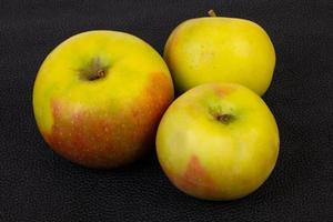 manzanas maduras sobre fondo foto