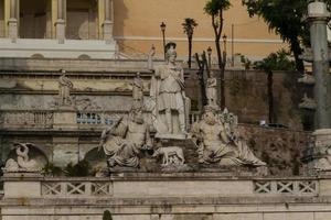 escultura y fuente de piazza del popolo. los escalones conducen al parque pincio, roma, italia foto