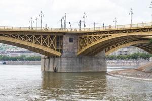 vista panorámica del puente margit recientemente renovado en budapest. foto