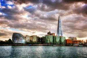 londres, inglaterra, 2022 - ayuntamiento y el fragmento. londres, inglaterra el reino unido. río támesis al atardecer foto