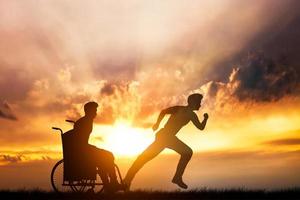 hombre discapacitado en silla de ruedas soñando con correr foto