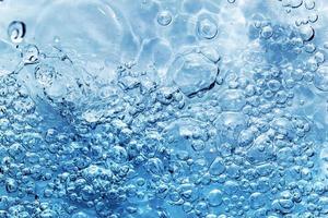agua limpia con burbujas que aparecen al verter agua o un chapoteo foto