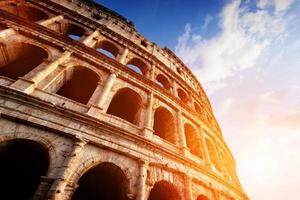 coliseo en roma, italia. anfiteatro a la luz del atardecer. foto