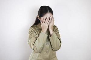 retrato de una mujer asiática con un uniforme marrón asustada. uniforme de los empleados del gobierno de indonesia. foto