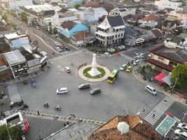 vista aérea del punto de referencia de tugu yogyakarta con mucho tráfico. yogyakarta, indonesia - marzo, 2022 foto