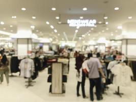 resumen borroso del interior boutique de la tienda de ropa de moda en un centro comercial, con fondo de luz bokeh. foto