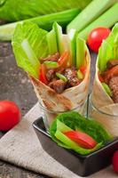 wraps de tortilla con carne y verduras frescas foto