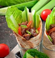 wraps de tortilla con carne y verduras frescas foto