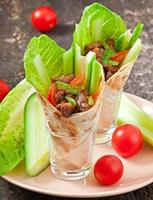 wraps de tortilla con carne y verduras frescas foto