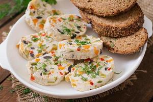 sándwiches de carne de pollo con verduras. foto