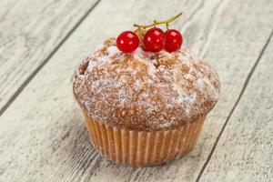 muffin dulce y sabroso con grosellas rojas foto