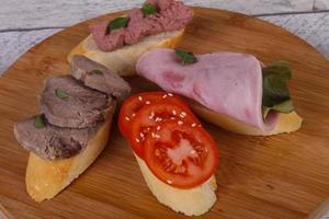 bruschetta con tomate, jamón y lengua foto