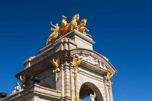 barcelona ciudadela parque lago fuente con cuadriga dorada de aurora foto