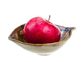 Manzanas rojas frescas en el plato aislado sobre fondo blanco. foto