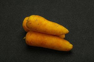 comida natural - zanahoria amarilla cruda foto