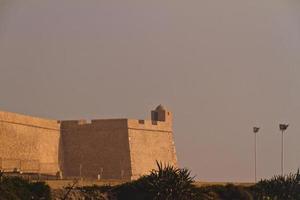 ribat - fortificación árabe y cementerio en mahdia - ciudad costera en el norte de túnez foto