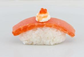 sushi de salmón con fondo blanco foto