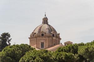 gran iglesia en el centro de roma, italia. foto