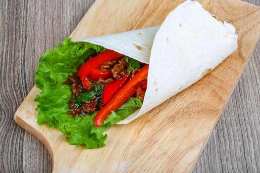 tortilla con carne foto