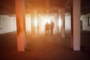 retrato del equipo de escuadrón de soldados en un entorno urbano foto