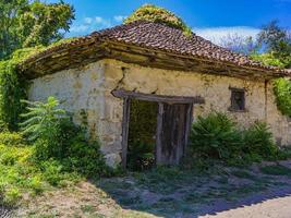antigua casa de bodega rajac en serbia foto