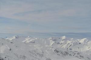 vista panorámica de las montañas de invierno foto