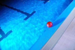 .bola roja en la piscina foto