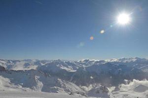 vista panorámica de las montañas de invierno foto