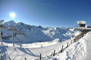 altas montañas bajo la nieve en invierno foto