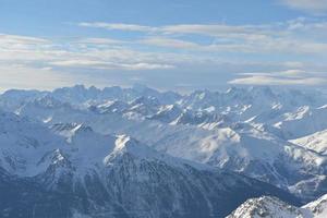 vista panorámica de las montañas de invierno foto