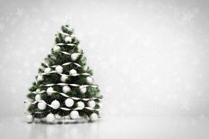 árbol de Navidad. fondo nevando y brillo foto