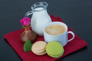 café con macarons y leche foto