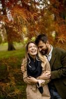 pareja joven en el parque de otoño foto
