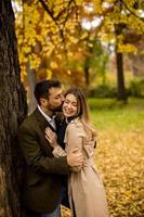 pareja joven en el parque de otoño foto