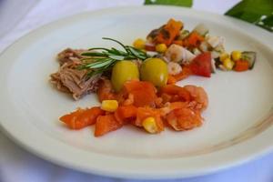 ensalada de atún, salmón y gambas foto