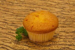 muffin dulce y sabroso servido con menta foto